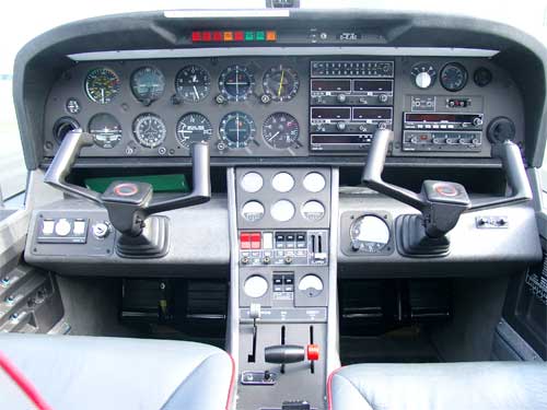 Cockpit der Robin 3000 D-EJSC